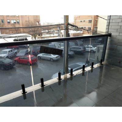 China Indoors Balcony Stainless Steel Glass Balustrade Swimming Pool Glass Railing Pins Metal Stair Modern Outdoor Stair Railing for sale