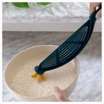 China Kitchen Multifunctional Sustainable Rice Artifact Drain Partition Creative Plastic Household Cleaning Manual Stirring Sieve for sale