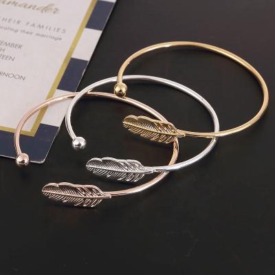 China New Fashion Elegant Leaf Bracelet Simple Leaf Shape Open Bracelet For Women for sale