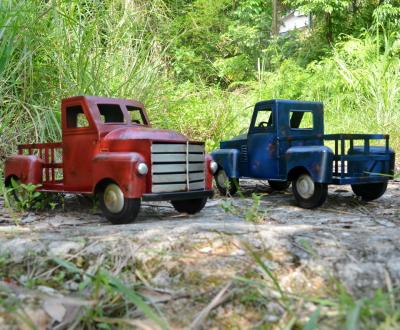 China Hand Painted Cartoon Home and Garden Decor Metal Truck Shape Car Planter Large for sale