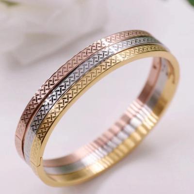 China Brazalete de brazalete ovalado de 4 mm de ancho de acero inoxidable Brazaletes personalizados para parejas en venta