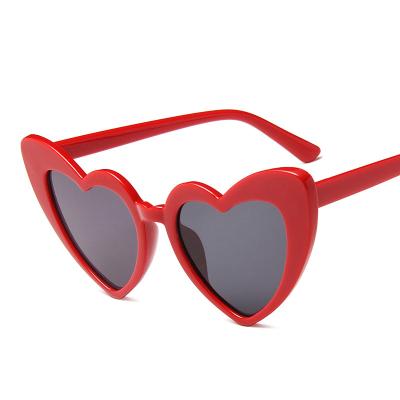 China 2021 Summer Hot Trendy Cute Leopard Fashion Sunglasses Heart Ladies Sun Glasses Wholesale Sun Glasses For Women for sale