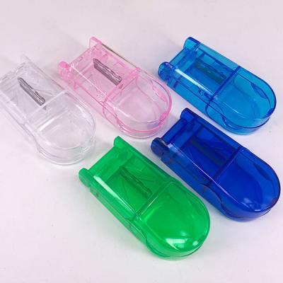 China Small Non-Toxic Material Plastic Tablet Divider Cutting Drugs With Blade Guard for sale