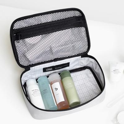 China Dupont Eco-friendly Custom Paper Blank And Sliver Cosmetic Toiletry Case Tyvek Makeup Bag for sale