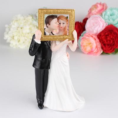 China All The World Creative Bride and Groom Funny Wedding Cake Toppers Resin Figures Event Party Supplies Wedding Cake Decoration for sale