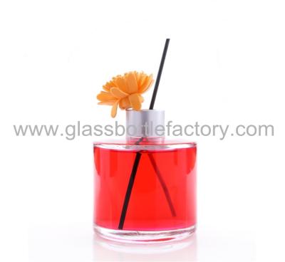 China 200ml Clear Round Glass Fragrance Bottle With Silver Cap for sale