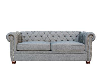 China Chesterfield Drei-Sitzer Stoffsofa Klassiker Knöpfe Holzbeine 2 3 Sitz Sofa Grau zu verkaufen