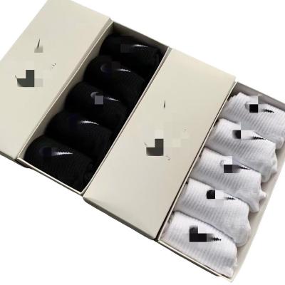 China High Quality Polyester/Cotton Cheap Price A Box Of 5 Pair Medium Cotton Tube Leisure Sports Black And White Mens Socks for sale