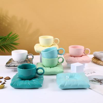 China Viable Wholesale Cute Personalized Porcelain Cup and Saucer Set Ceramic Tea Saucer Sets Coffee Cup and Pillow Bag Saucer for sale