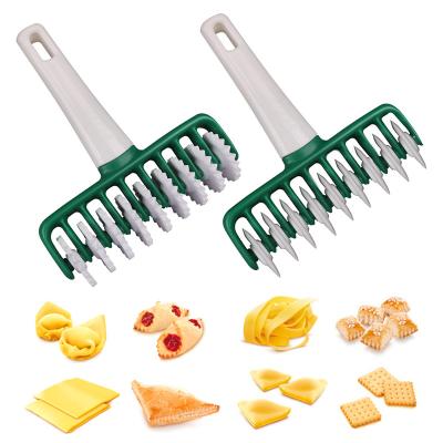 China Viable Multi-Function Plastic Noodle Cutter Noodle Knife Pasta Roller Dockers Tool Kitchen Cutter Instant Noodle for sale