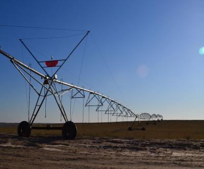 China Cultivate 2022 New Farm Mobile Central Pivot Irrigation System In China for sale