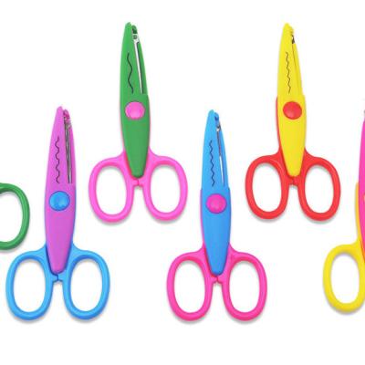 China Daily Use Craft Log Cutting Plastic Handle Daily Use Craft Log Cutting Stainless Steel Craft Zigzag Scissors for sale