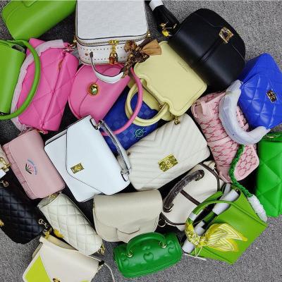 China Usage Popular High Quality Mixed Packaging random Delivery Fashion Designers Inclined Shoulder Bag Clut Stock Lady Handbags Used Bags for sale