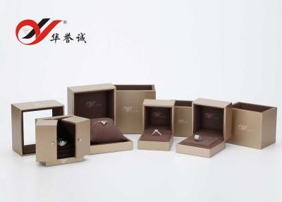 China Caja púrpura hecha a mano plástica del anillo de bodas del color de la caja de joyería de la moda del oro en venta