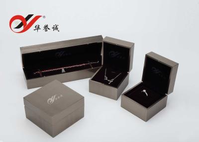 China Sistemas de la caja de joyería del metal como joyero del anillo de la forma del cuadrado de la aleación del cinc en venta