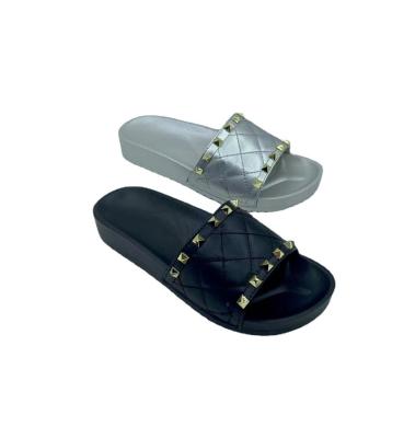 China Rivet Simplicity Big Pearl Inlaid Hotel Flip Flops House Slippers Thick Soled Women's Sandals for sale