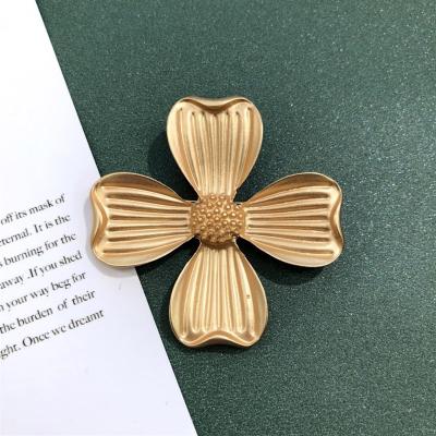 China ALLOY four leaf clover brooches matte gold leaf clover retro luxury pin woman Christmas decoration gift pin for sale