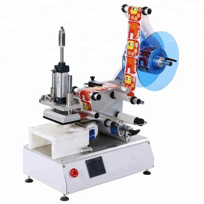 China CLOTHING Manual Bottle Vertical Labeling Machine For Flat Bottle for sale