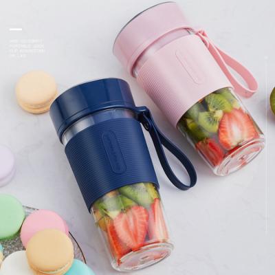 China Car Smoothie Maker Mini Cordless Personal Fruit Juicer Portable Bender with USB Charging 10oz/300ml for sale