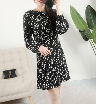 China Anti-Static O-Neck Fashion Printed Pleated Medium Length Dress for sale