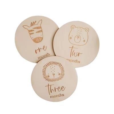 Chine Nouveau-né bébé douche cadeau personnalisé coupe laser dessin animé animal mensuel bébé en bois jalon à vendre