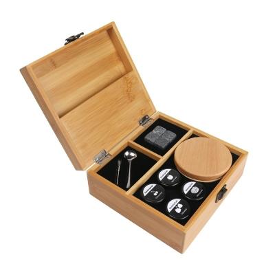 China Kit de fumadores de cócteles para whisky Old Fashion y Bourbon con antorcha 4 sabores de hojas de madera Grado alimenticio antorcha caja de bambú de madera en venta