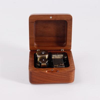 China Caja de música de madera de nuez negra Castillo en el cielo adornos artesanías regalos regalos madera productos de madera OEM personalizados en venta