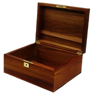 China Caja de madera con tapa con bisagra Cajas de almacenamiento decorativas de madera de acacia con cerradura combinada Caja de joyería de madera hecha a mano en venta