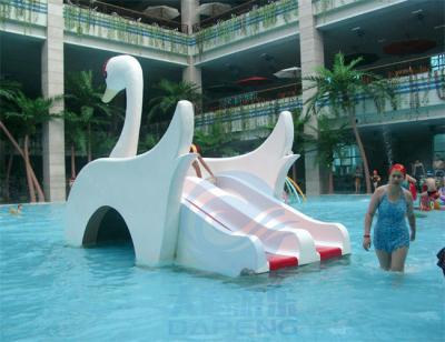 China Schwan-Kinderwasserrutsche-Fiberglas-Pool-Dia-Spritzen-Auflage fertigte besonders an zu verkaufen