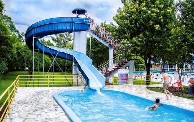 China Wasserpark Spiel Schwimmbad Ausrüstung 3-5m hohe Glasfaser Rutsche für Kinder zu verkaufen