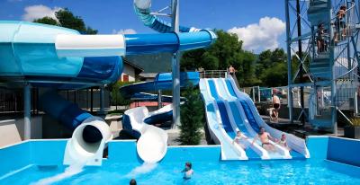 China Warm gedompelde gegalvaniseerde stalen glasvezel waterglijbaan voor aquapark Te koop