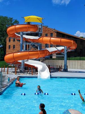 Cina Parco acquatico commerciale Gioco di divertimento acquatico Arancio Spirale Single Slide Per Adulti in vendita