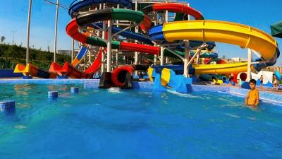 Cina Attrezzature per la piscina Piccolo scivolo a spirale per il parco giochi commerciale all'aperto in vendita