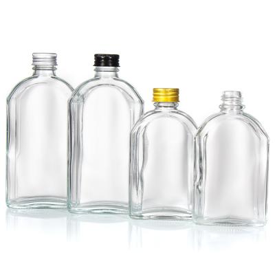 中国 Personalized Custom 350Ml 500Ml Flat Transparent Liquor Glass Flat Bottle With Aluminum Lid 販売のため