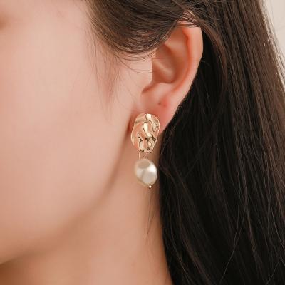 China CLASSIC French Light Pearl Earrings Fashion Temperament Fashion Temperament Niche Design Baroque Irregular Shaped Pearl Earrings for sale