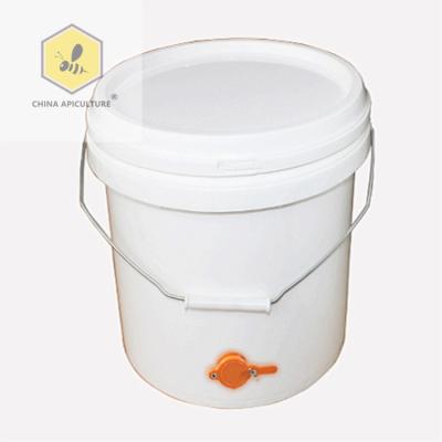 China Cultivate Hot Selling Plastic Honey Tank Bucket Bucket With Honey Holder Set For Beekeeping for sale