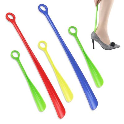 China 46.5cm and 30cm Handle Eco-friendly Plastic Round Long Hanging Shoehorn for Pregnant Women and the Elderly for sale