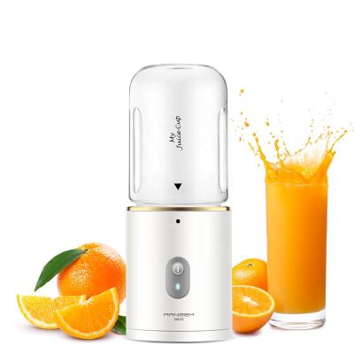 China Outdoor USB Charging Electric Rechargeable Mini Fruit Juicer Wholesale Waterproof Portable Blender for sale