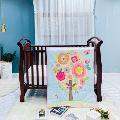 China Nondisposable Cotton Baby Quilt Low Price Inventory Animal Crib Quilt for sale