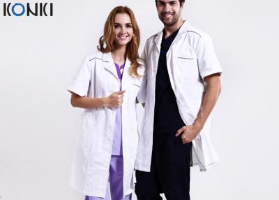 China Médico de encargo friega los uniformes, el doctor blanco Lab Coat For Man/mujeres en venta