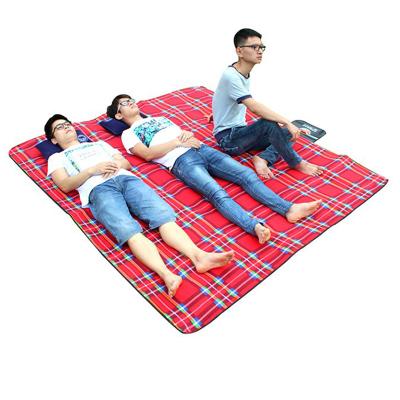 China 6-8 Wholesale Waterproof Outdoor People Fabric Friends Anti Pollution Factory Picnic Foldable Camping Mat for sale