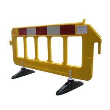 China HDPE +rubber Feet PE TRAFFIC BARRIER 2 METER PLASTIC BARRIER for sale