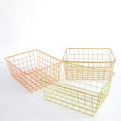 中国 Farmhouse Decor Metal Wire Kitchen Food Storage Sustainable Bin Basket Organizer 販売のため