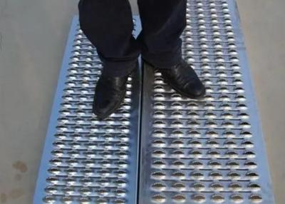 China 120 mm-1000 mm kanaalbreedte anti-slip metaalplaat voor industriële vloeroplossingen Te koop