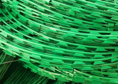 Cina Fence galvanizzata con filo spinato Gi Triple Twist Gi Barbed Wire Blu/Verde/Rosso 26-100mm Barb Spacing in vendita