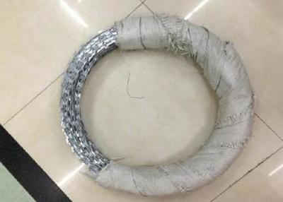 China Metal la cerca/el alambre acordeón galvanizado 10kgs del alambre de púas de la maquinilla de afeitar de la maquinilla de afeitar por el rollo en venta