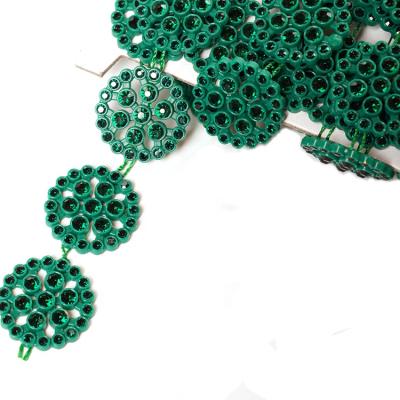 China Simple To Use Round Shape Wholesale Green Tassel Hot Fix Rhinestone Chain Crystal Rhinestone Trimming Band for sale