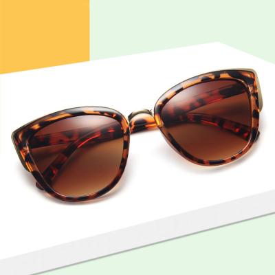 China Trendy Copy Cat Eye Sunglasses Leopard Fram Stylish Women Sunglass Beach Sun Glasses 2021 Fashion Big for sale