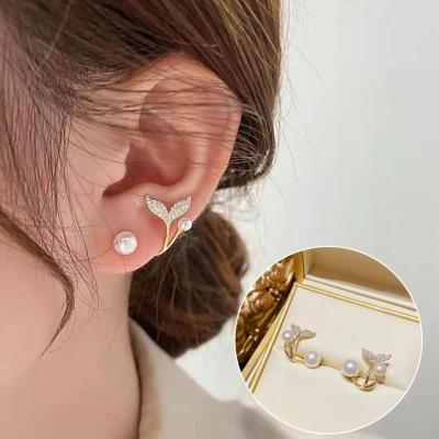 China 2022 Environmental Friendly Fashion And Beautiful Baroque Pearl Earrings Fishtails Rhinestone Earrings For Women for sale