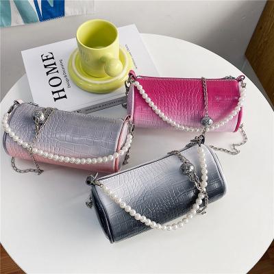 China 2021 Summer Hot Sale Woman Pearl Messenger Handbags Ladies Small PU Clips Cheap Handbags For Girls for sale